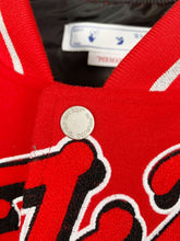 Carregar imagem no visualizador da galeria, Jaqueta college Off-White™ c/o Chicago Bulls